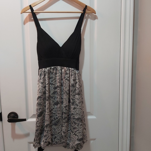 Smartset V-neck black on top and patterned bottom dress, Size: XS- 0/2 - Picture 8 of 10